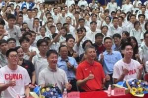 开云app-开学惊喜！郭士强胡明轩朱俊龙现身华南师范大学附中和师生交流