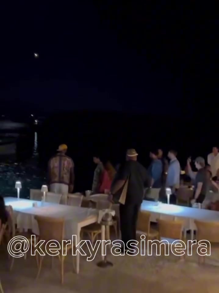 开云平台-詹姆斯希腊科孚岛赛前度假 与热情球迷亲切合影