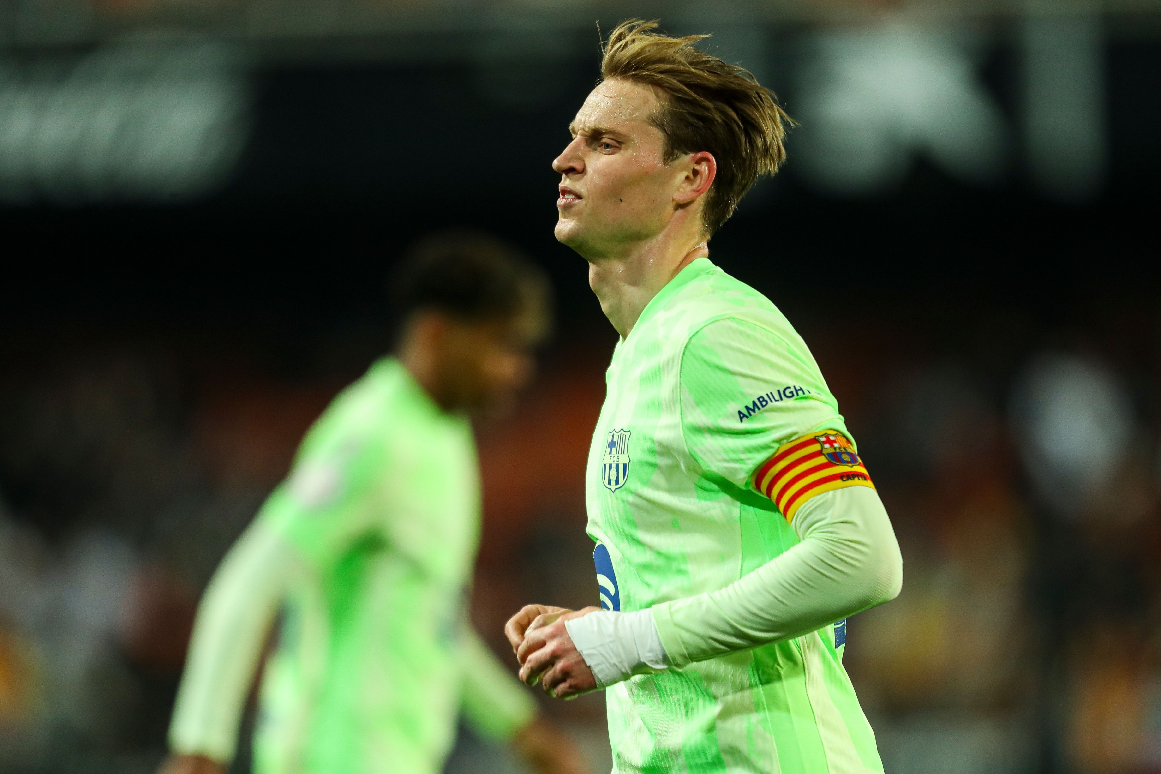 开云体育-西超杯决赛铲姆巴佩染红！官方：德容因暴力行为被禁赛1场+罚款