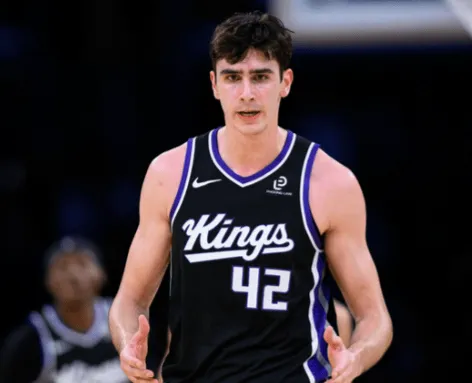 开云体育-雷诺首发出战22分钟，5投2中得到4分8篮板5助攻1抢断